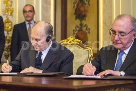 (L to R) Prince Aga Khan, Rui Machete signing the agreement.  2015-06-03