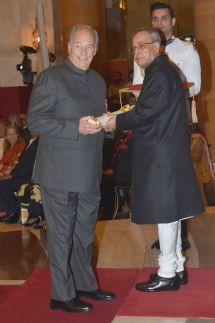 His Highness the Aga Khan receiving the Padma Vibhushan Award from President Pranab Mukherjee of India. 