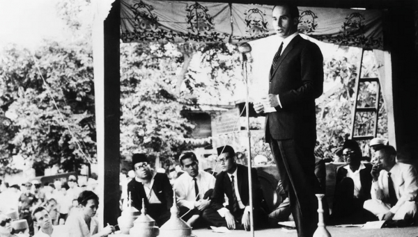 His Highness The Aga Khan speaking at the First Anniversary of the Inauguration of the Mindanao University  1964-11-24