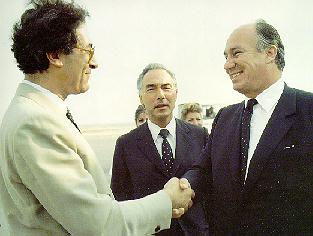 198910673l