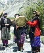 1998-_180534_women_drumming150