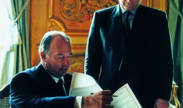 His Highness signing an Accord for Co-operation between the French Ministry of Foreign Affairs, represented by M. Hubert Védrine