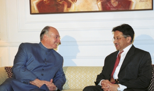 His Highness the Aga Khan in conversation with President Pervez Musharraf.  2002-03-11