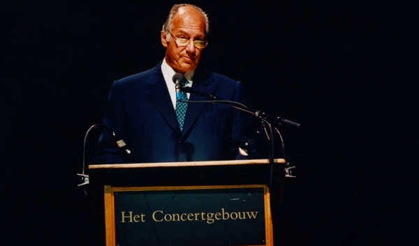 H.H. The Aga Khan delivering his keynote speech at the conclusion of Prince Klaus Fund's Conference.   2002-09-07