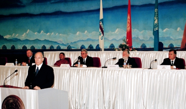 His Highness the Aga Khan delivering his keynote address at the Bishkek Global Mountain Summit. AKDN / Gary Otte