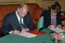 His Highness the Aga Khan and Norway's Minister for International Development, Ms Hilde F. Johnson, sign a Memorandum of Underst