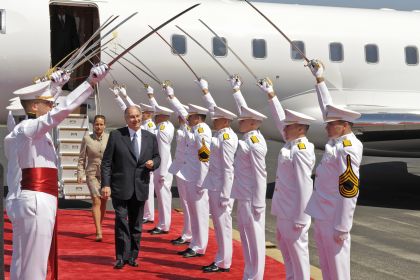 H.H. THE AGA KHAN AND PRINCESS ZAHRA WALK UNDER A SABRE ARCH SALUTE - 2008-04-11