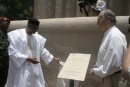 His Highness the Aga Khan and the President of Mali unveil the plate for the completion of the Mopti Mosque restauration