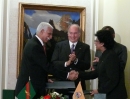 2009-06-09-edmonton-mou-aga-khan-and-stelmach-witnessing-signature4