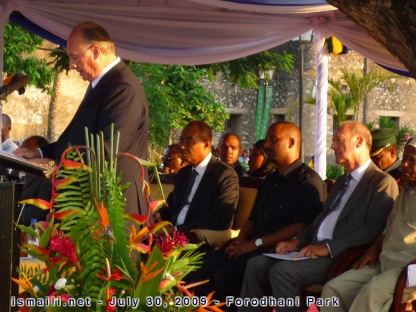 2009-07-30-zanzibar-forodhani-park-ceremony-1010146