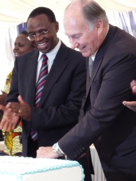 2010-03-18-and-19-media-conference-nairobi-nation-50-years-aga-khan-cake-cutting-p1010465