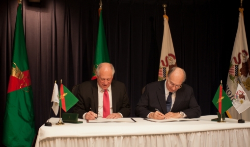 Illinois Governor Pat Quinn and H.H. the Aga Khan sign an Agreement of Cooperation between the State of Illinois and the Ismaili