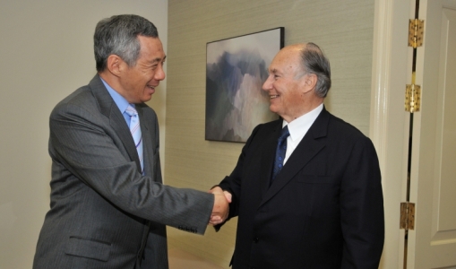 His Highness the Aga Khan is greeted by the Prime Minister of Singapore, Mr Lee Hsien Loong. AKDN / Amir Hakim