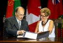 His Highness, Aga Khan and Premier Kathleen Wynne sign an agreement of cooperation between the Province of Ontario and the Ismai