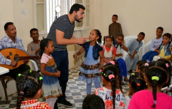 Salam Yousry in workshop with children in Silwa (Photo: courtesy of Ashraf Kenawy)