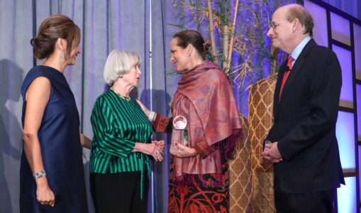 Princess Zahra Aga Khan is presented the Huffington Award by Nancy C. Allen, Honourary Co-Chair and Asia Society Center Board Me
