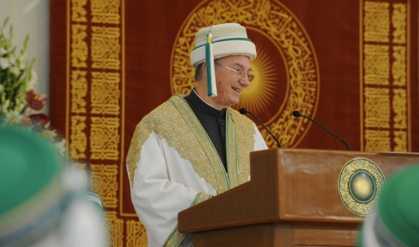 His Highness the Aga Khan, Chancellor of the Aga Khan University, speaking at the 2013 Convocation ceremony of the AKU