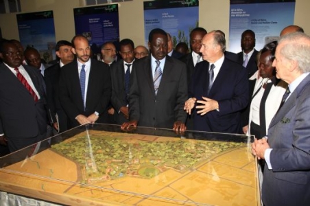 Mawlana Hazar Imam, Prime Minister Odinga, Prince Hussain, and other dignitaries discuss the model of the soon to be restored Na