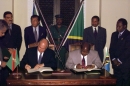 His Highness the Aga Khan (left) signing an Agreement of Co-operation for Development with Tanzanian President Benjamin Mkapa (r