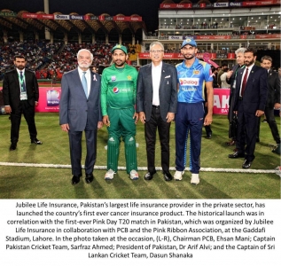 Dr. Arif Alvi, President of Pakistan with Captain Sarfraz Ahmed of Pakistan and Captain Dasun Shanaka of Sri Lanka Team