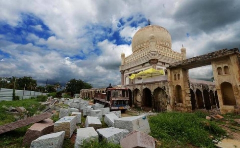Grand spectacle: Work going on at brisk pace on the parapet wall of Muhammad Quli Qutb Shah’s tomb inside the Qutb Shahi tombs 