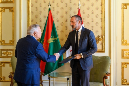 Prince Rahim receives the credentials of the Canadian Representative Ralph Goodale to the Diwan of the Ismaili Imamat in Portuga