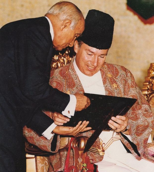 aga-khan-and-diwan-eboo.jpg