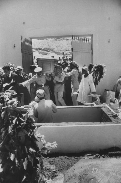 aga-khan-iii-07-funeral-4