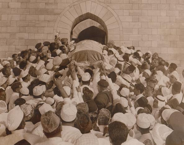 aga-khan-iii-17-crowd-carries-coffin