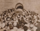 aga-khan-iii-17-crowd-carries-coffin