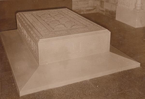 aga-khan-iii-18-marble-coffin