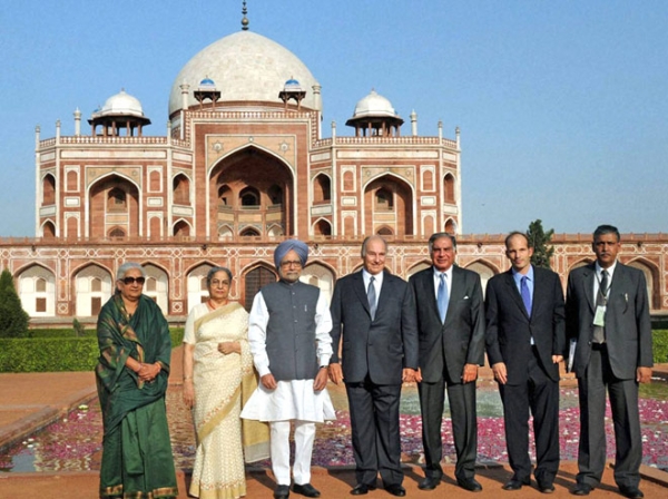 Prime Minister Manmohan Singh unveils a plaque to inaugurate the restored work at Humayunâs Tomb as the Prince Karim Aga Khan  Prime Minister Manmohan Singh unveils a plaque to inaugurate the restored work at Humayunâs Tomb as the Prince Karim Aga Khan
