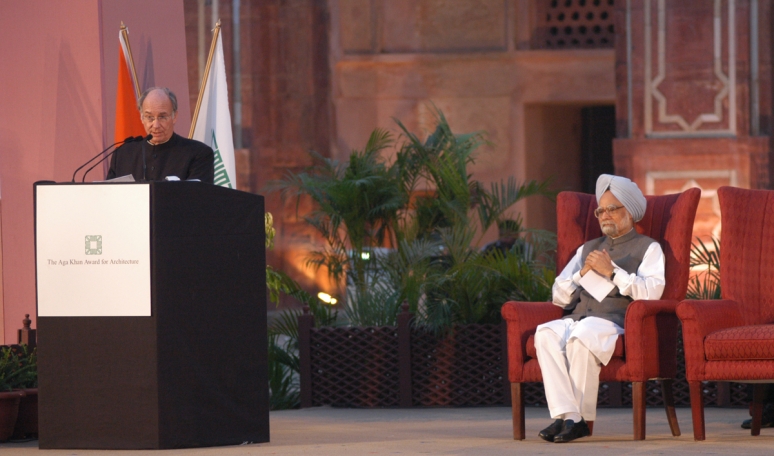 His Highness the Aga Khan addresses the gathering at the 2004 Aga Khan Award for Architecture 
