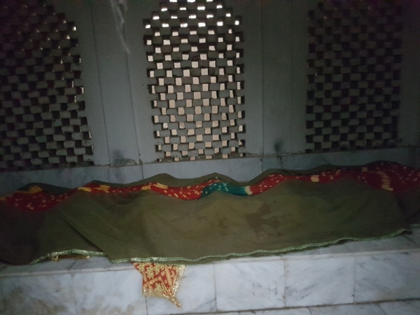 Dargah of the 7 wifes of Pir Hassan Kabirdin in Uchh Shariff 