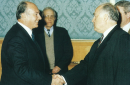 His Highness Prince Karim Aga Khan meeting Prime Minster Viktor Chernomyrdin in Moscow, 1995. (Image credit: The Ismaili Canada)
