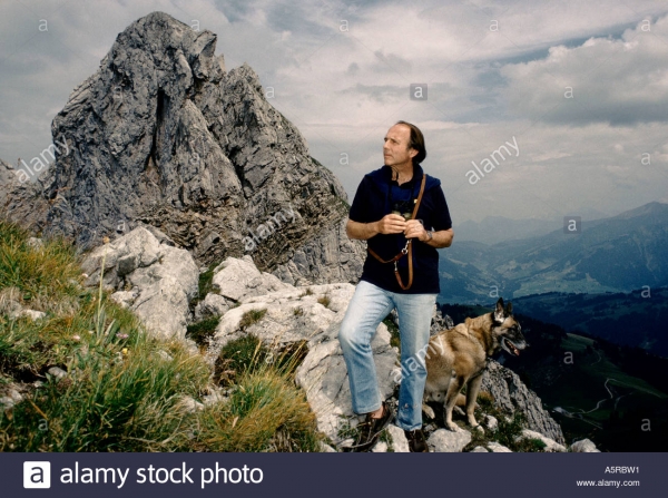 prince-sadruddin-aga-khan-his-pet-dog-in-the-alps-un-high-commissioner-A5RBW1.jpg