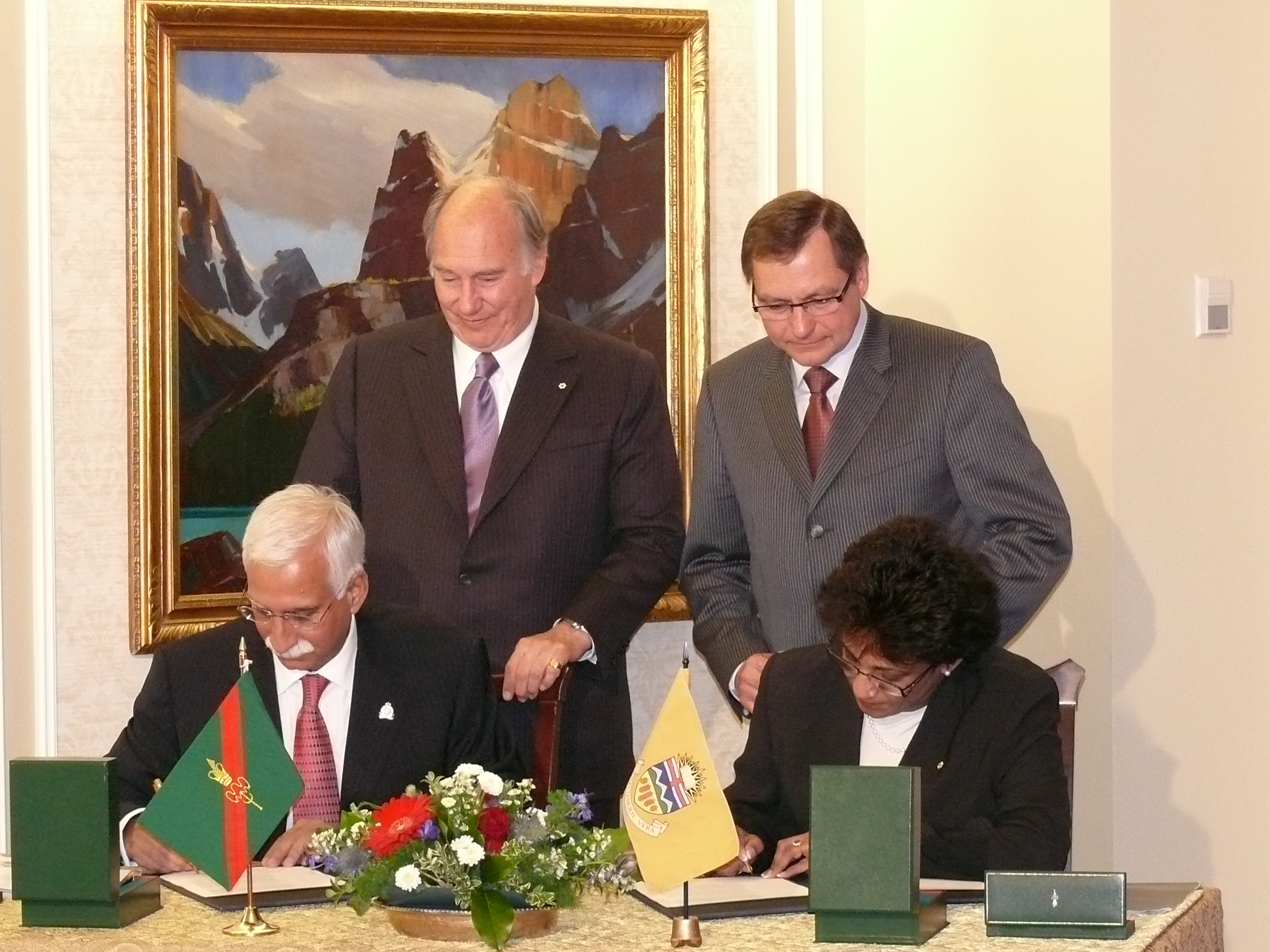 2009 06 09 Edmonton Mou Aga Khan And Stelmach Witnessing Signature2