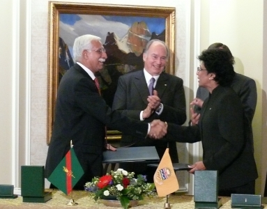 2009 06 09 Edmonton Mou Aga Khan And Stelmach Witnessing Signature3