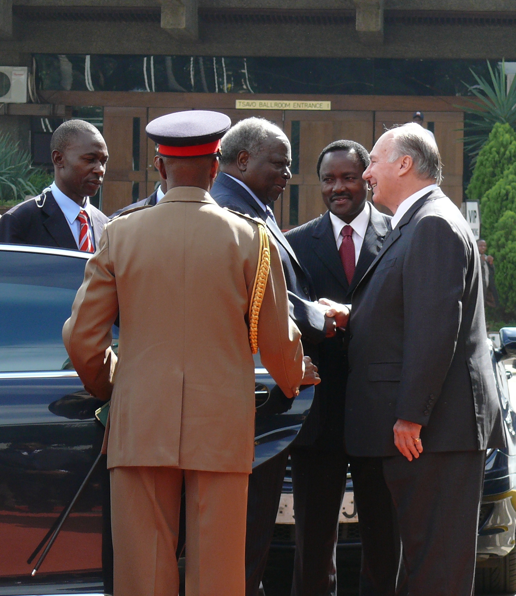 2010 03 18 And 19 Media Conference Nairobi Nation 50 Years Aga Khan Receive President Kibaki Looking On Is Vp Kalonzo Musiyoka P1090673