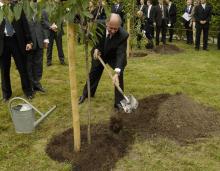 Aga Khan awarded Carnegie medal  - AGA KHAN RECIEVES CARNEGIE MEDAL - 2005-10-04