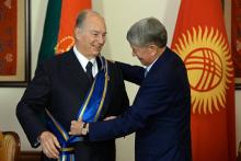 His Highness  Aga Khan receives the Order of "Danaker" from the President of the Kyrgyz Republic Almazbek Atambayev 2016-10-20