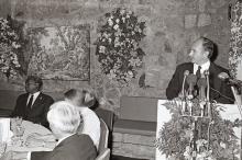 AT UNVEILING OF PLAQUE LAUNCHING THE AGA KHAN HOSPITAL EXPANSION PROGRAMME AT DIAMOND JUBILEE HALL -  1982-11-25